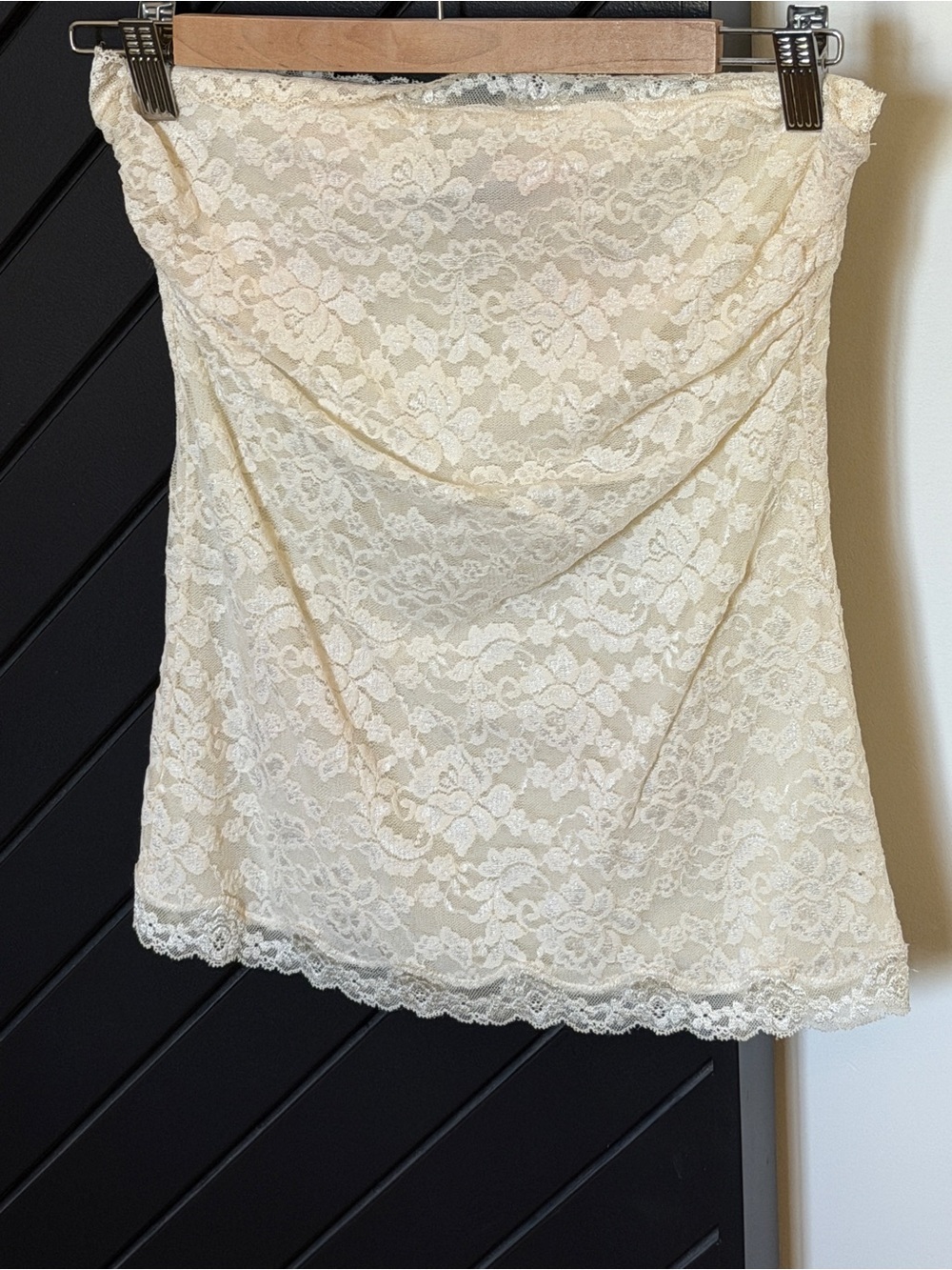 Ivory strapless lace top from Victorias Secret. Size S. Excellent condition!